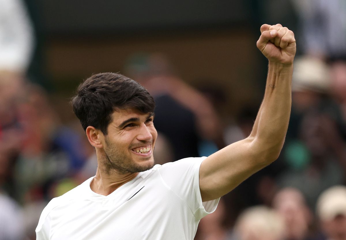 Carlos Alcaraz slaat zich naar laatste vier tegen Daniil Medvedev op Wimbledon