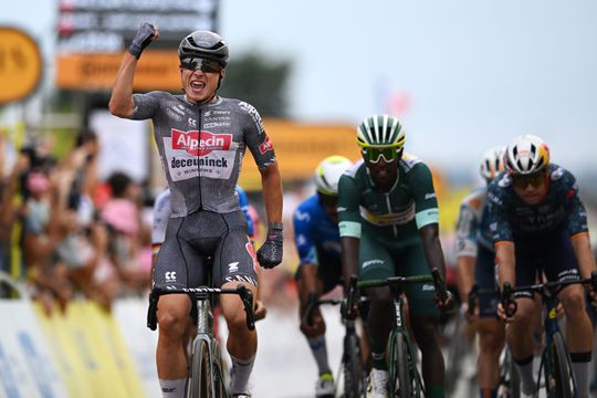 Mathieu van der Poel lanceert Jasper Philipsen naar sprintzege in tiende etappe Tour de France