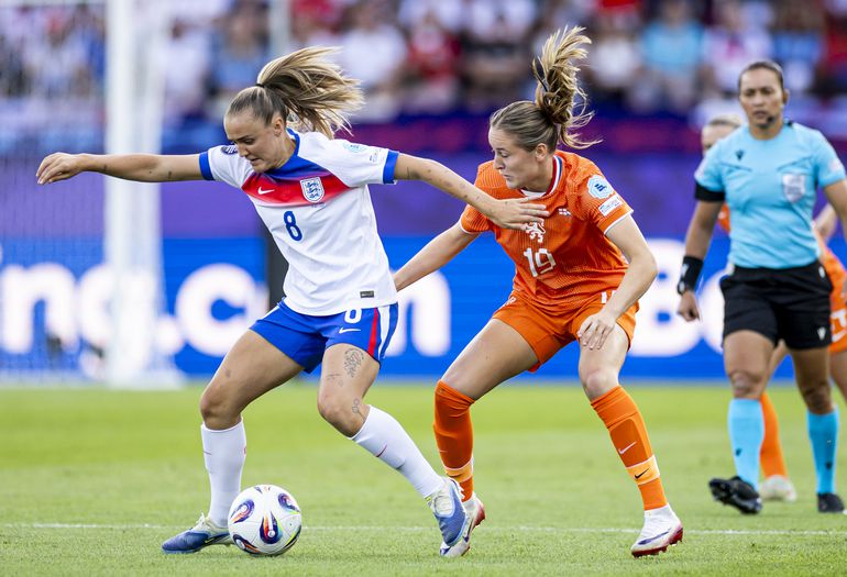 LIVE EK vrouwenvoetbal | Oranje Leeuwinnen zonder uitblinker begonnen aan duel tegen oude bekenden van Engeland