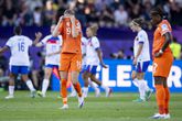 Oranje Leeuwinnen krijgen gigantische dreun op EK tegen Engeland: Vivianne Miedema gaat af tegen geliefde