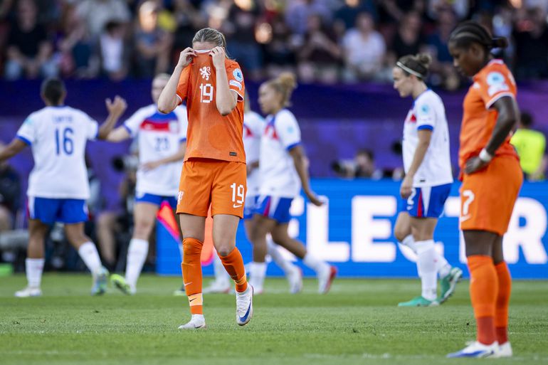 Oranje Leeuwinnen krijgen gigantische dreun op EK tegen Engeland: Vivianne Miedema gaat af tegen geliefde