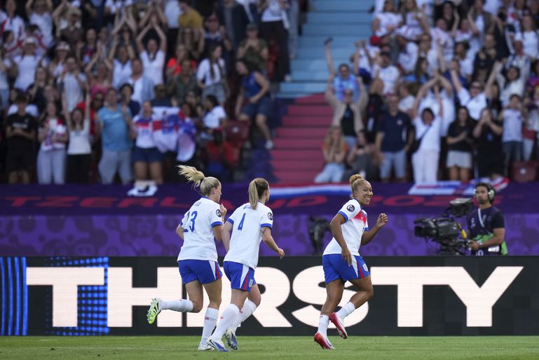 LIVE EK vrouwenvoetbal | Oranje Leeuwinnen krijgen vroege tik op de neus: Engeland schiet schitterend raak