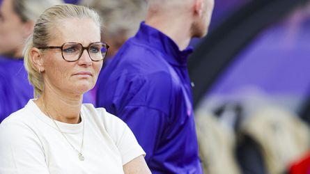 Sarina Wiegman verslikt zich in woorden en lijkt pijnlijke sneer uit te delen aan Nederland