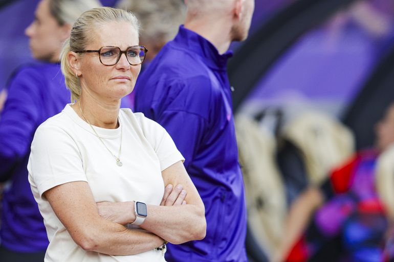 Sarina Wiegman verslikt zich in woorden en lijkt pijnlijke sneer uit te delen aan Nederland