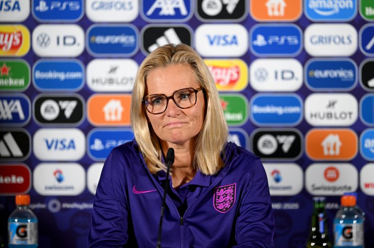 'Gefrustreerde' Sarina Wiegman wekt verbazing richting EK-duel met Oranje Leeuwinnen: 'Ze liet zich best wel gaan'