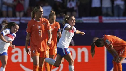 Rapport voor Oranje Leeuwinnen: Jill Roord zakt door het ijs met vriendin op tribune, dit zijn de cijfers