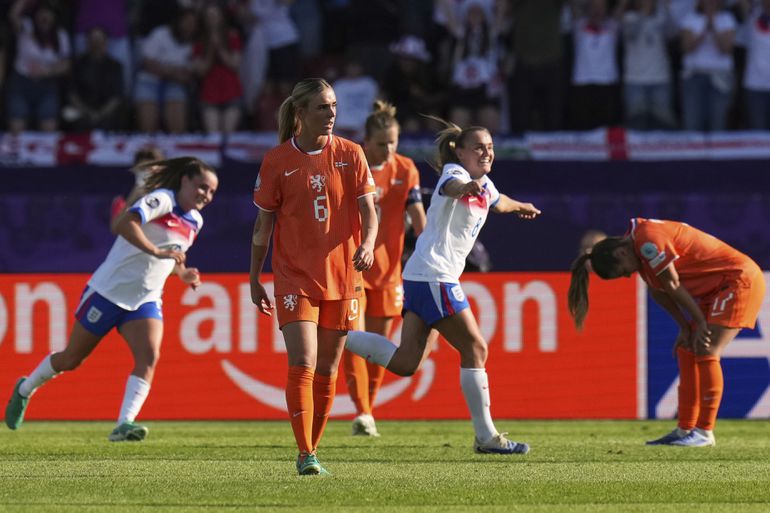 Rapport voor Oranje Leeuwinnen: Jill Roord zakt door het ijs met vriendin op tribune, dit zijn de cijfers