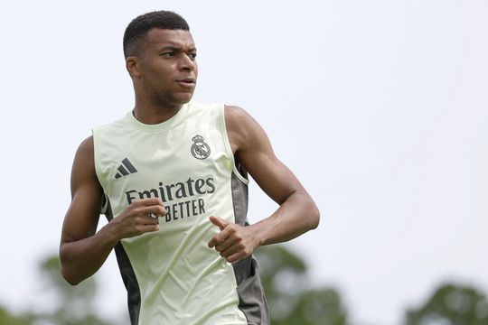 Real Madrid wéér getroffen door problemen in vliegtuig, na eerdere onwelwording van Kylian Mbappé