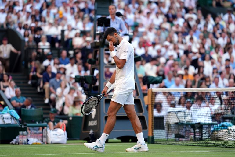 Gefrustreerde Novak Djokovic laat fans schrikken in sensationeel duel op Wimbledon