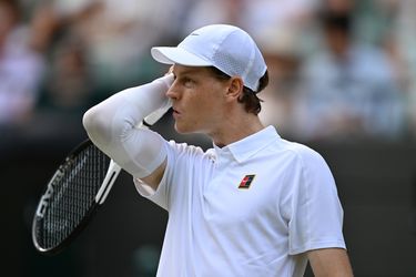 Gehavende Jannik Sinner dankzij opvallend hulpmiddel te sterk voor Ben Shelton op Wimbledon
