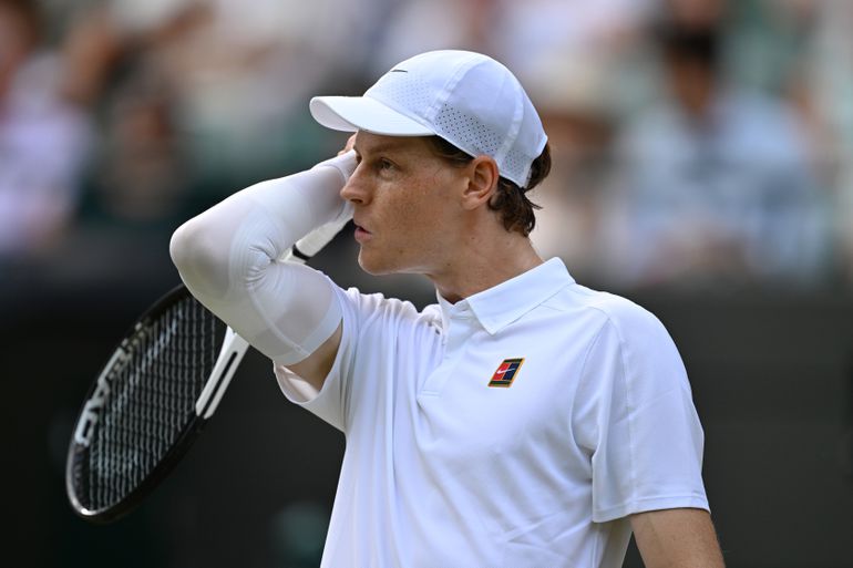 Gehavende Jannik Sinner dankzij opvallend hulpmiddel te sterk voor Ben Shelton op Wimbledon