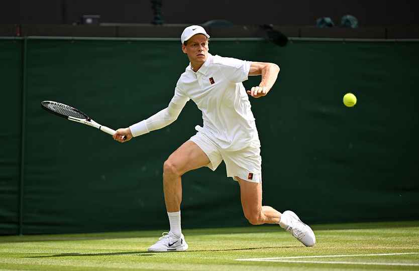 Geblesseerde toptennisser Jannik Sinner met opvallend hulpstuk tegen Ben Shelton in kwartfinale Wimbledon image