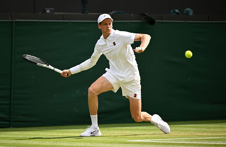 Geblesseerde toptennisser Jannik Sinner met opvallend hulpstuk tegen Ben Shelton in kwartfinale Wimbledon