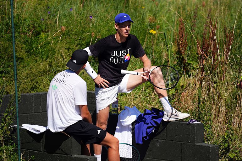Toptennisser Jannik Sinner oogt nog altijd geblesseerd voor kwartfinale Wimbledon, hulpstuk moet steun bieden