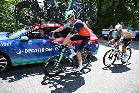Vreselijke beelden in Tour de France: Nederlander geeft over op de fiets