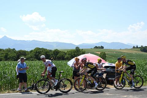 Live Tour de France | Chaos rond Nederlander in vlucht, iconische berg op komst