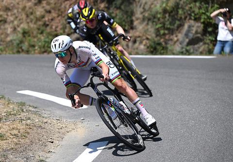 Live Tour de France | Chaos rond Nederlander in vlucht, spektakel op iconische Tourmalet begonnen