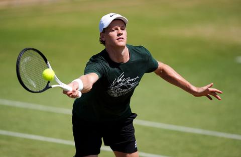 Toptennisser Jannik Sinner neemt opvallend besluit in aanloop naar kraker met Novak Djokovic op Wimbledon