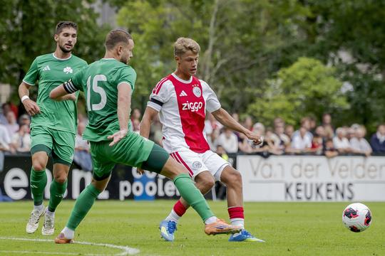 Ajax verkoopt net doorgebroken Sean Steur voor riant bedrag, middenvelder krijgt bijzonder rugnummer