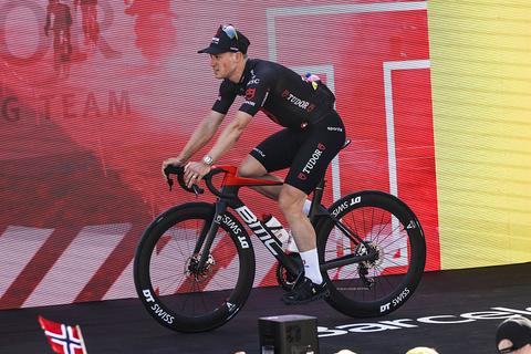 Ploeterende Nederlandse wielrenner moet na martelgang opgeven in de Tour de France