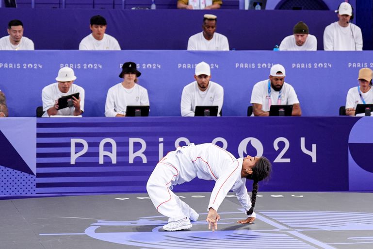 B-girl India Sardjoe danst zich niet naar een plak in olympische finale breaking