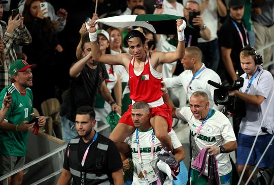 Veelbesproken boksster Imane Khelif wint na gigantische rel olympisch goud