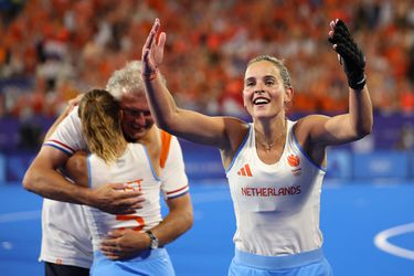 Dubbel olympisch goud voor twee Nederlandse hockeystelletjes: 'Ik ga hem zo flink om de nek vliegen'