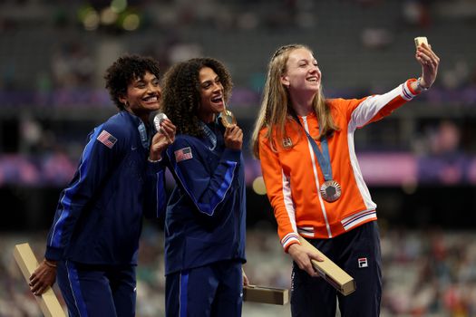 Femke Bol straalt weer dankzij 'superlief' team: 'Ben best trots op wat ik heb gedaan'