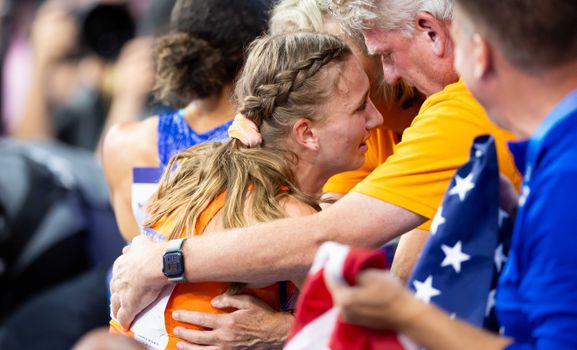 Emotioneel moment Femke Bol in Parijs zorgt voor veel tranen: 'Zo zielig, ik moest hard huilen'