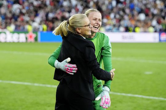 Voetbalster uit EK-ploeg Sarina Wiegman doet bizarre onthulling: 'Probeerde niet te lachen'