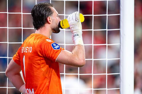 PSV start ijzersterk aan de competitie: blunderende doelman helpt Eindhovenaren aan ruime zege