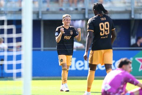 Trainer Ajax laat zich uit over plots uitgevallen Mika Godts: 'Niet vrij in zijn hoofd'