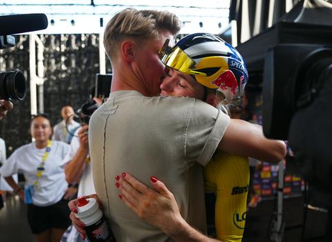 Tourwinnares Demi Vollering (29) valt verloofde in de armen voor innige omhelzing: 'Fantastische mensen om me heen'