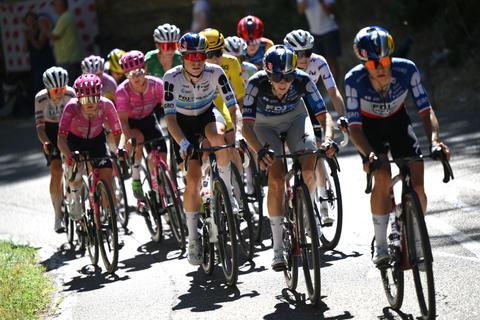 Stevige kritiek op ploeg Demi Vollering na veelbesproken moment in Tour de France Femmes: 'Dat slaat nergens op'
