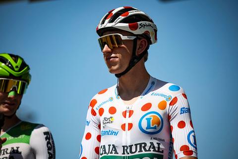 Nederlands criterium op allerlaatste moment getroffen door zure afmeldingen, bekende renner schiet te hulp