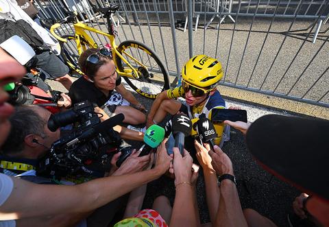 Opmerkelijk moment in Tour de France Femmes zorgt voor Nederlandse woede: 'Onwijs onprofessioneel'