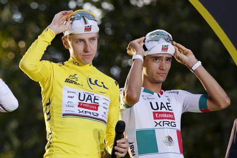Tadej Pogacar en Isaac del Toro zorgen met geliefdes voor prachtige beelden tijdens Tour de France Femmes