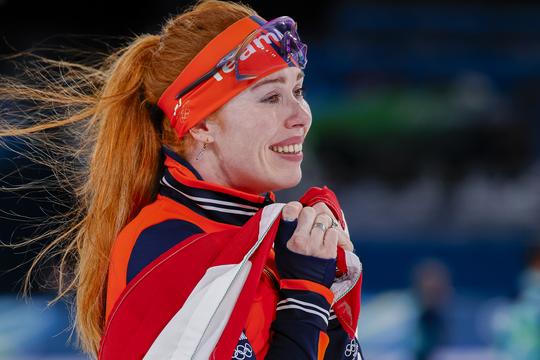 Bijzondere beelden van schaatsende zusjes Antoinette Rijpma-de Jong en Michelle de Jong duiken op