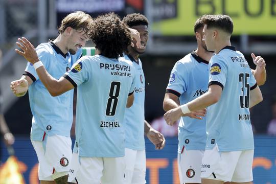 Invallers helpen Ajax aan zege op tiental van Zwolle, Feyenoord ontsnapt en wint Rotterdamse derby