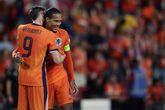 Virgil van Dijk knuffelt Wout Weghorst. © Getty Images
