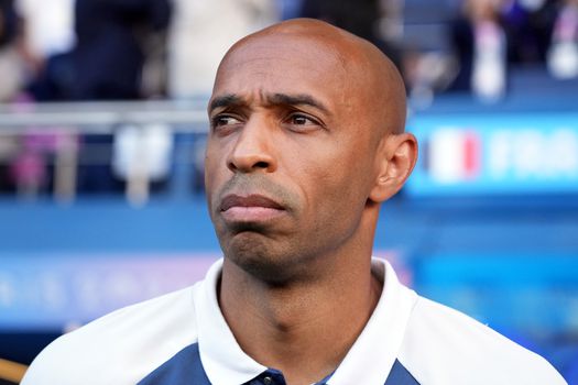 Fans pesten Thierry Henry met verloving Engelse voetbalpresentatrice: 'Hij had geen kans'