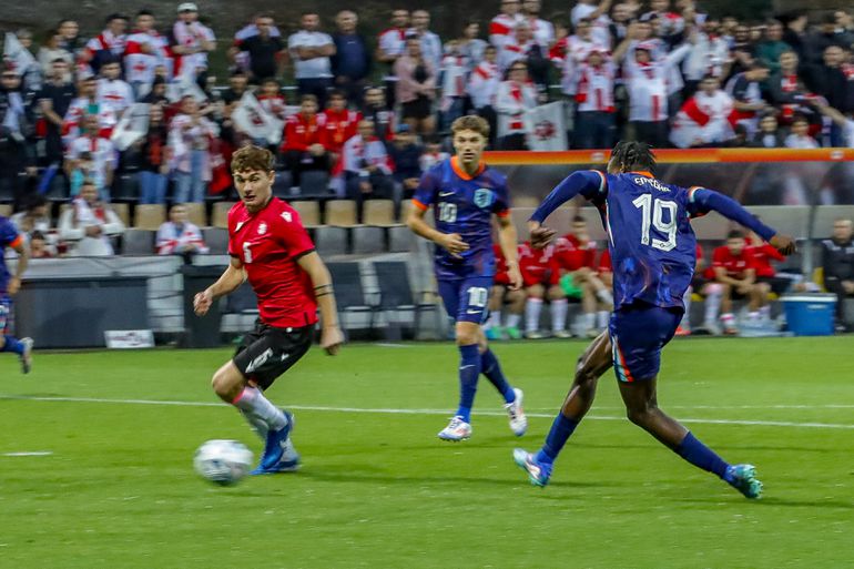 Dit is waarom Jong Oranje in het uitshirt speelt tegen Georgië: 'Materiaalman heeft alles nog moeten bedrukken'