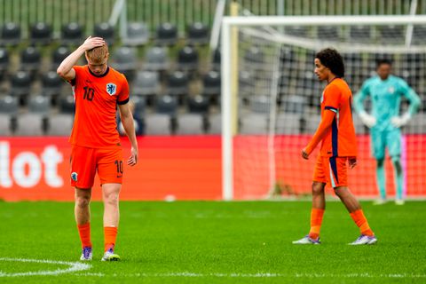 Jong Oranje ziet zege uit handen glippen in beladen duel met Israël