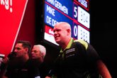 Michael van Gerwen zette zijn wisselvallige vorm door op Players Championship 26 en vloog er al na één rondje uit. ©PDC