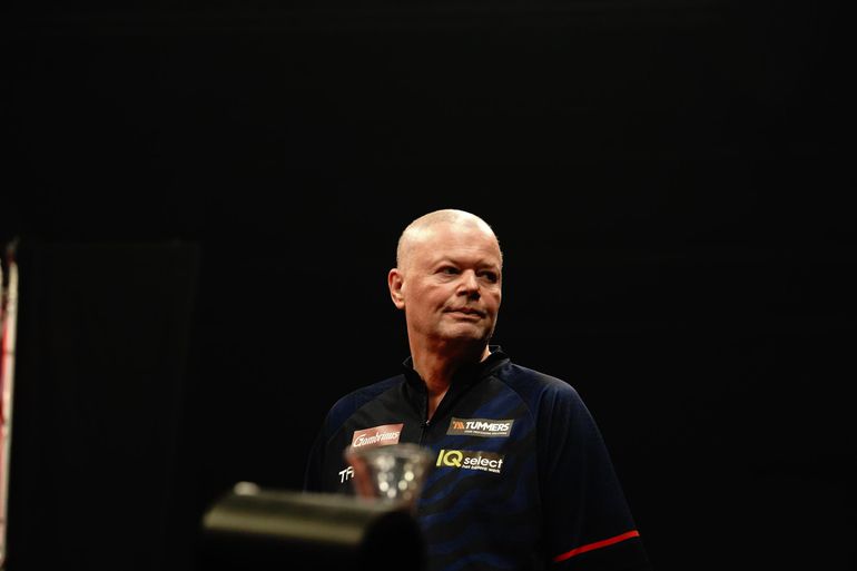 Pijnlijkste nederlaag van het jaar dreigt voor topdarter Raymond van Barneveld: 'Met deze instelling...'