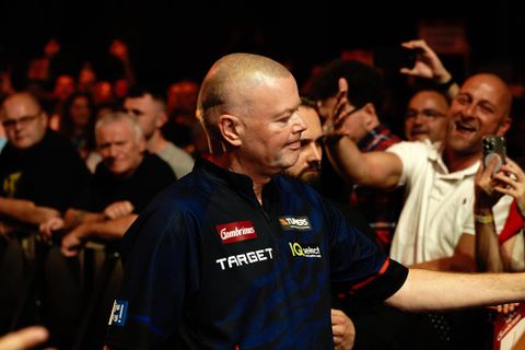 Raymond van Barneveld en andere Nederlandse darters stellen massaal teleur vlak voor 'thuiswedstrijd'