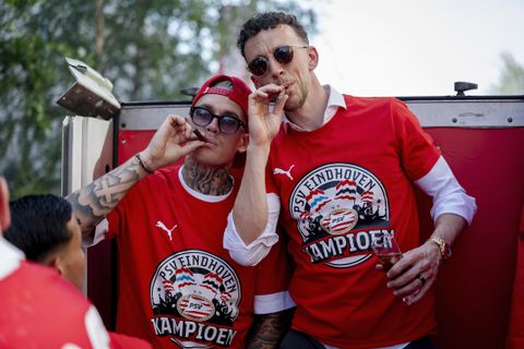 Transfervrije Oranje-international (30) duikt op met bekende rapper: 'Broeder van een andere moeder'