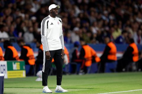 Voetbalicoon (43) schrijft Champions League-geschiedenis, debuut eindigt in pijnlijke afstraffing