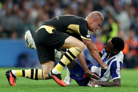 Ex-PSV'er ergert topspits Erling Haaland in Champions League: 'Hij pakte mijn kont vast'