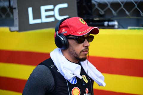 Opvallende boodschap Lewis Hamilton duikt op na woede bij Ferrari-fans: 'Deze doet echt pijn'